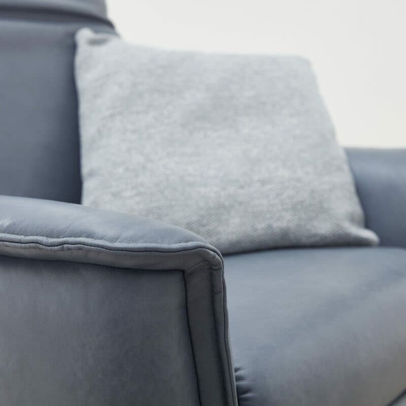 Akador Bolivien Sofa in Leder dunkelblau - Detail Bezug