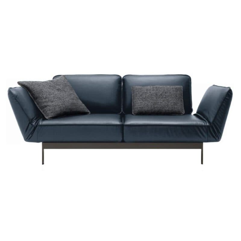 Rolf Benz Mera Sofabank mit Bezug 38.109 graublau sowie einem lackierten Gestell aus Stahl in der Farbe RAL 7022 Umbragrau in frontaler Ansicht.