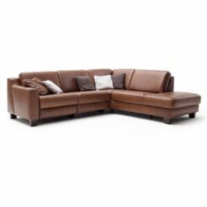 Couchliebe „Hamburg” Polsterecke mit Ottomane rechts, Echtlederbezug in Credo Brandy und Füßen in Holz Eiche maron