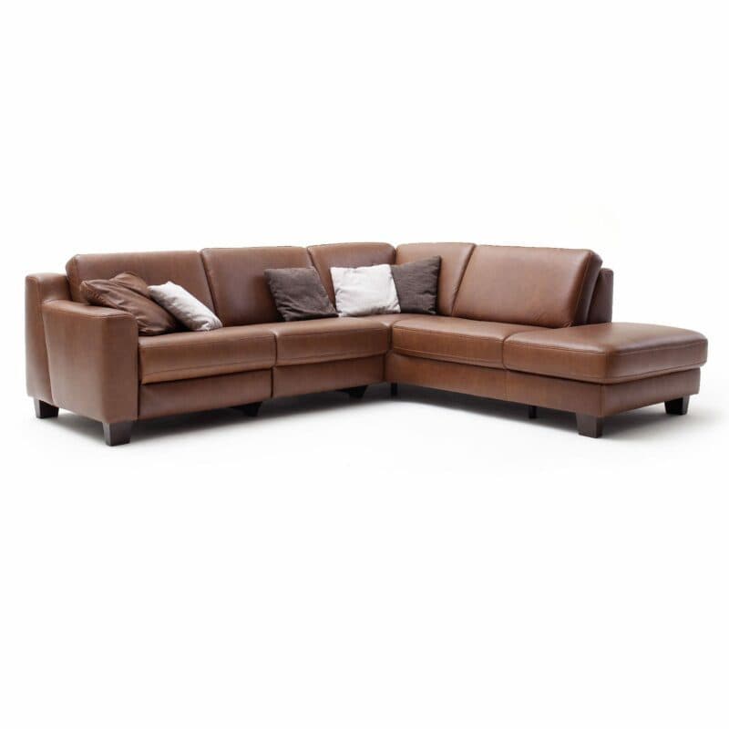 Couchliebe „Hamburg” Polsterecke mit Ottomane rechts, Echtlederbezug in Credo Brandy und Füßen in Holz Eiche maron