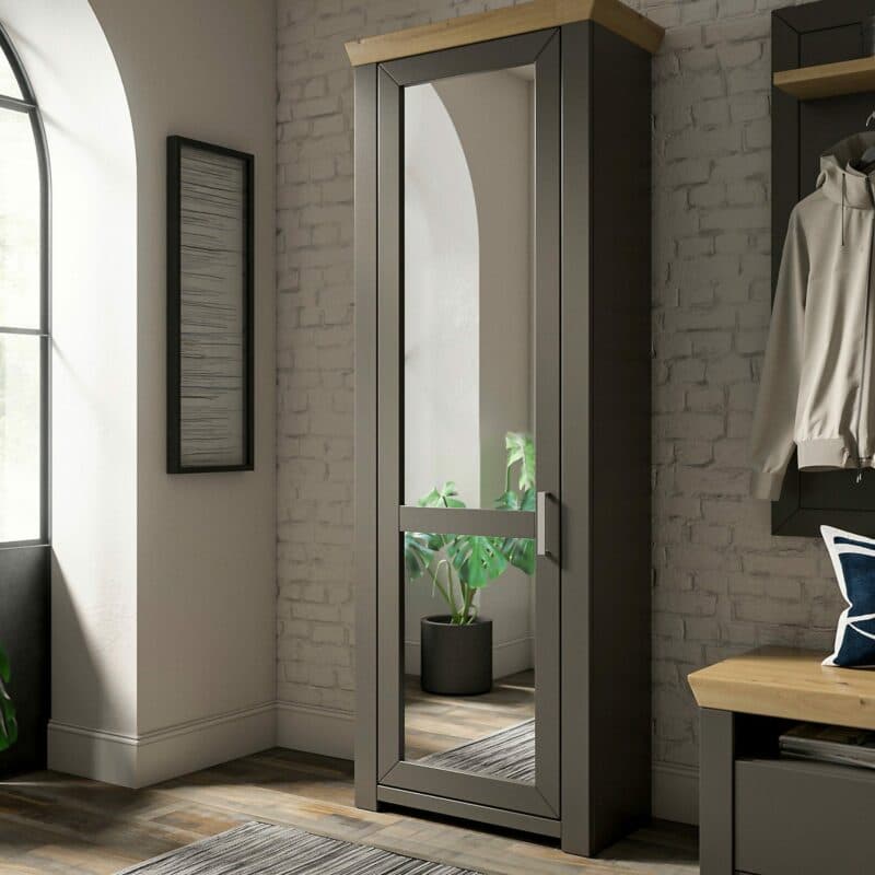 set one by Musterring GA-01 Garderobenschrank mit Spiegel in Artisan Eiche Nachbildung und in Dekor Grau Anthrazit, Wohnbeispiel.