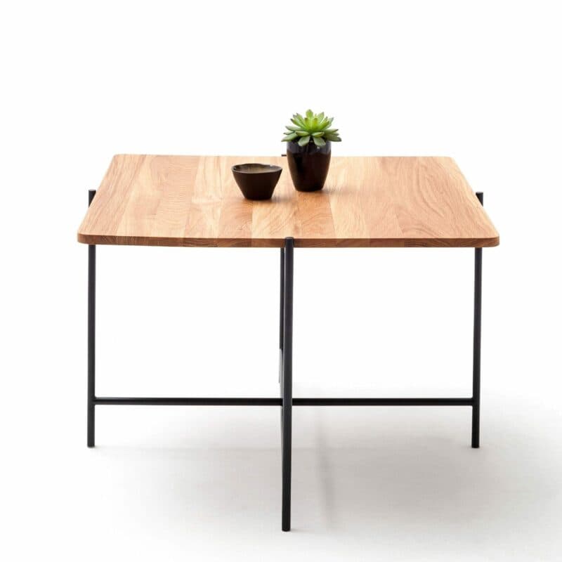 Raum.Freunde Enno Couchtisch mittel frontal mit Deko
