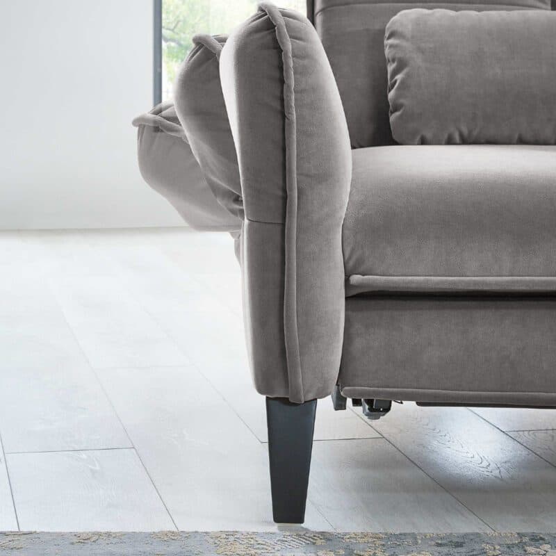 Couchliebe Key West Sofa mit Bezug in Silver zeigt Armteilverstellung