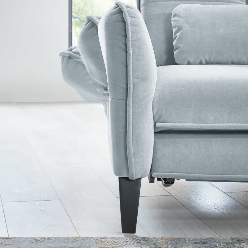 Couchliebe Key West Sofa mit Bezug in Sky zeigt Armteilverstellung