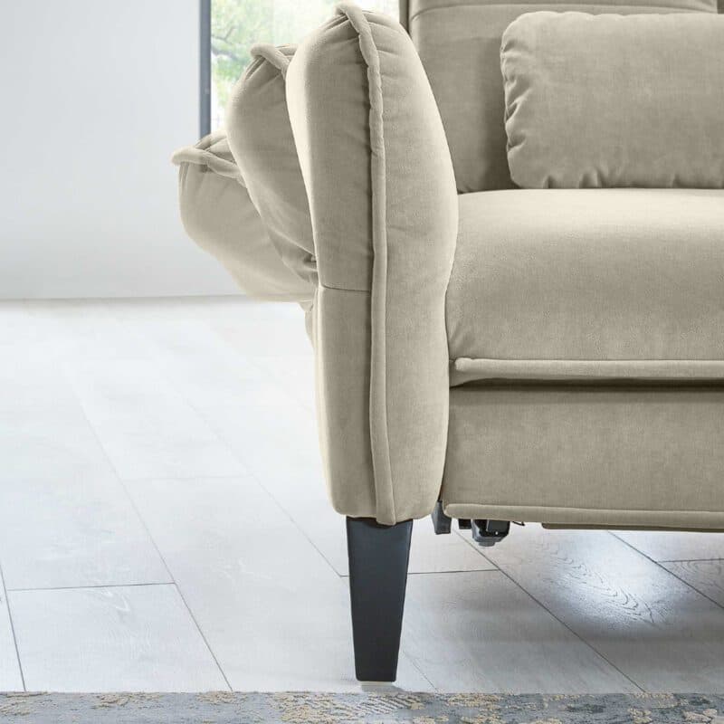 Couchliebe Key West Sofa mit Bezug in Natur zeigt Armteilverstellung