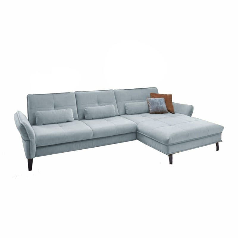 Couchliebe Key West Sofa mit Bezug in Sky und Ottomane rechts in seitlicher Ansicht