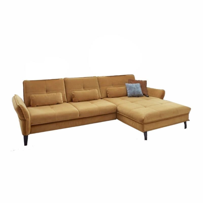 Couchliebe Key West Sofa mit Bezug in Curry und Ottomane rechts in seitlicher Ansicht