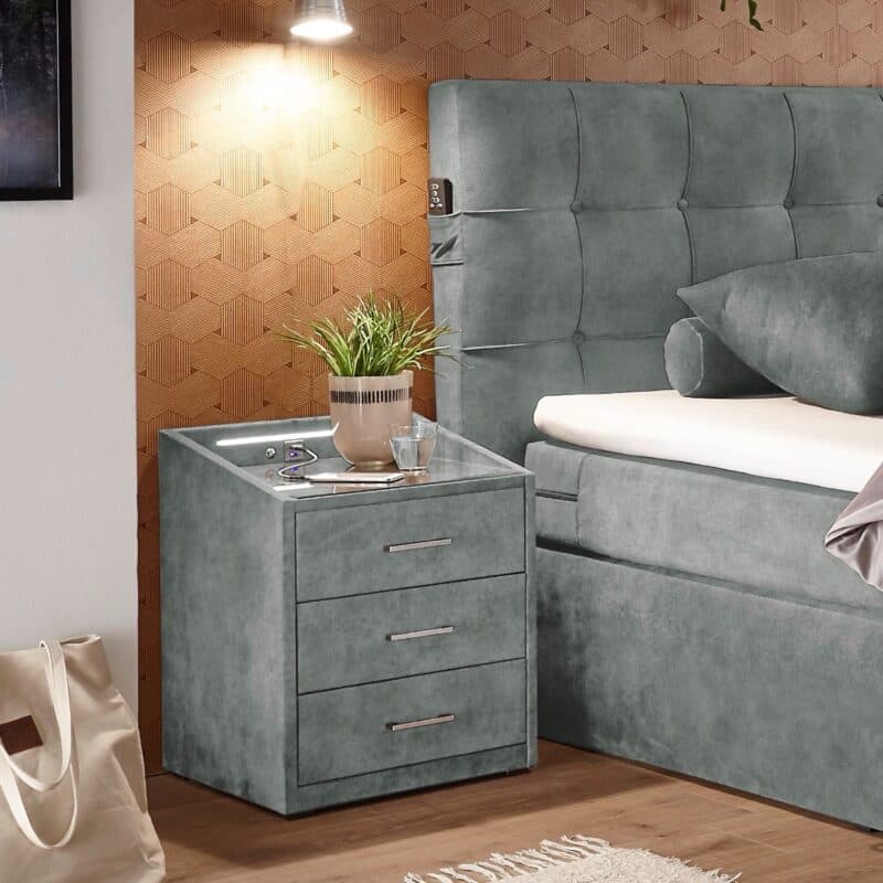 set one by Musterring Richmond Nachtkommode mit USB-Anschluss und Beleuchtung - Bezug: grey, Wohnbeispiel