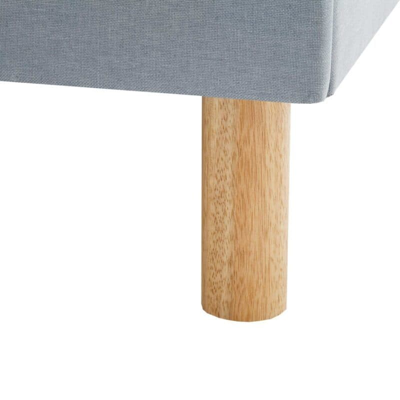 Trendstore Lena Polsterbett in Eisblau mit Holzfüßen in Detailansicht.