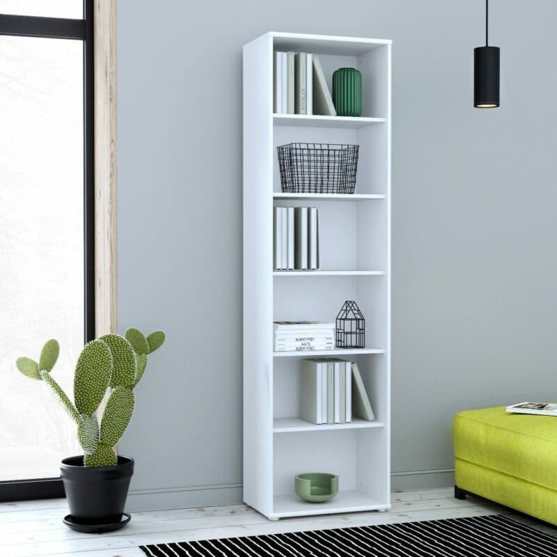 Trendstore Faik hohes Regal mit einer Breite von 54 cm und fünf Einlegeböden in Weiß als Wohnbeispiel.