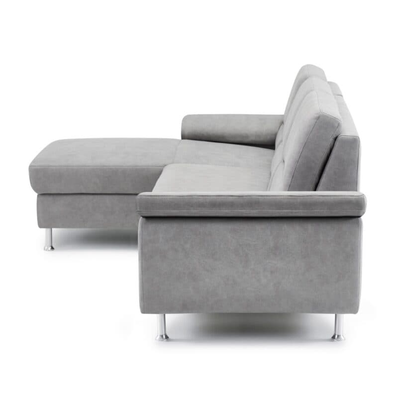 Calizza Ineriors Onyx Sofa mit Bezug Bulus Silver und Ottomane links - seitlich