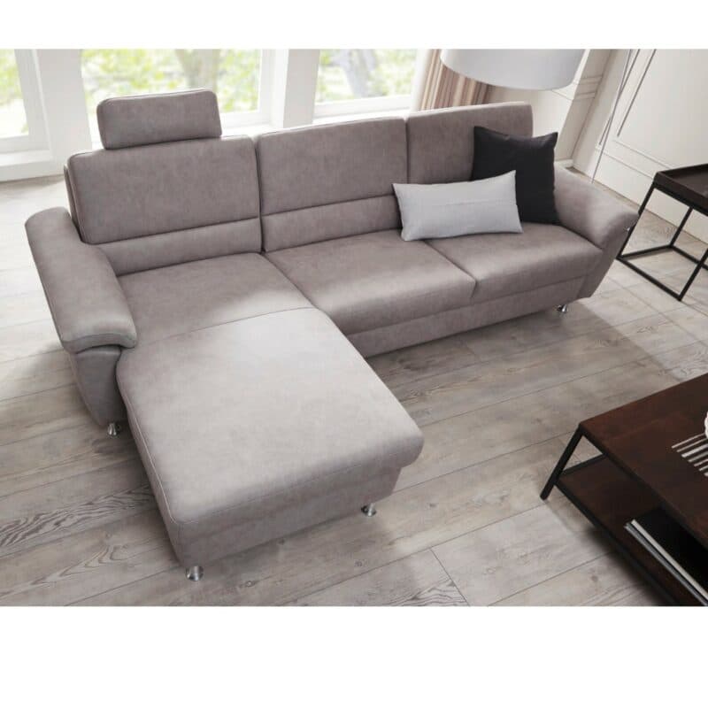 Calizza Ineriors Onyx Sofa mit Bezug Bulus Silver und Ottomane links - Wohnbeispiel
