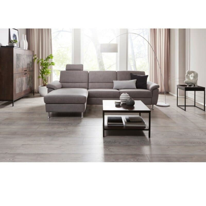 Calizza Ineriors Onyx Sofa mit Bezug Bulus Silver und Ottomane links - Wohnbeispiel