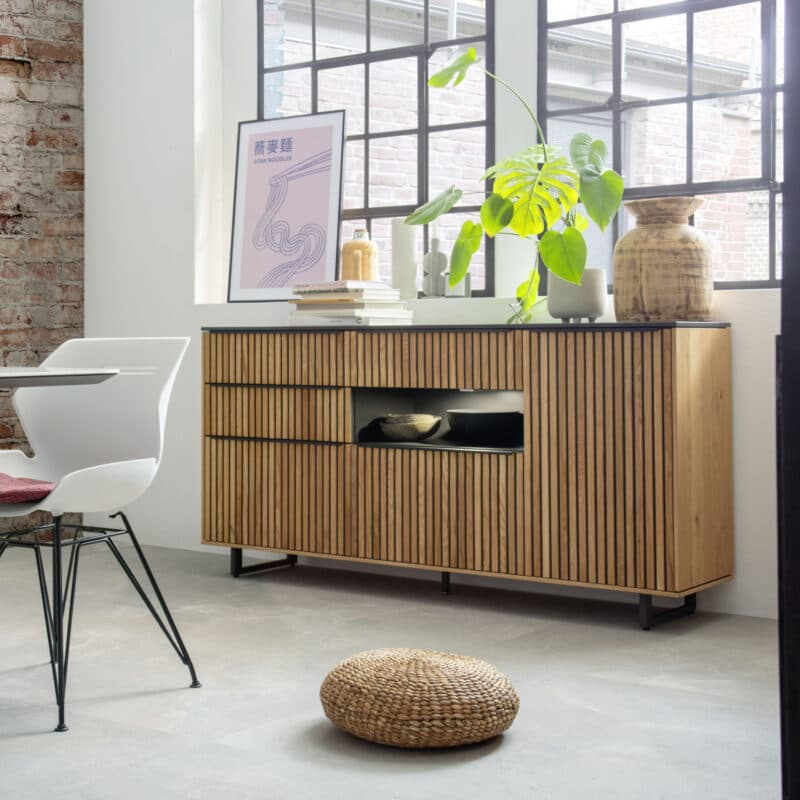 Raum.Freunde Stav Sideboard mit Front in Asteiche massiv mit LED Beleuchtung, Wohnbeispiel.