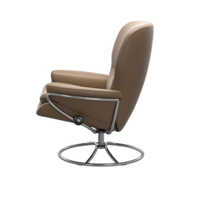 Stressless Rome Sessel Original Low Back in Leder Paloma Almond mit Gestell in Chrom.
