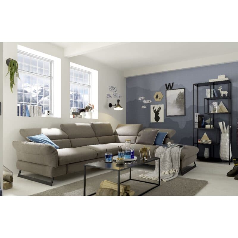 Trendstore Cassandra Ecksofa mit Bezug Webstoff Taupe und Ottomane rechts – Detail Position Kopfstütze