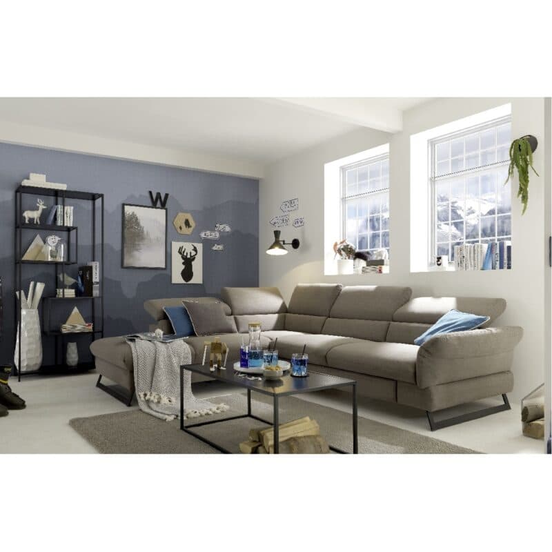 Trendstore Cassandra Ecksofa mit Bezug Webstoff Taupe und Ottomane links – Wohnbeispiel