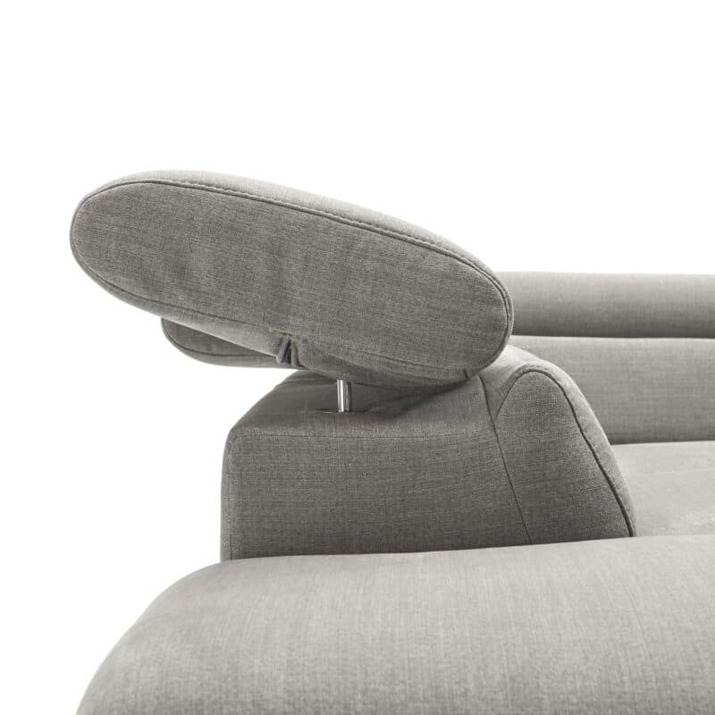 Trendstore Ecksofa Corin mit Bezug Webstoff All Senses Grau und Ottomane links – Detail Kopfstützen