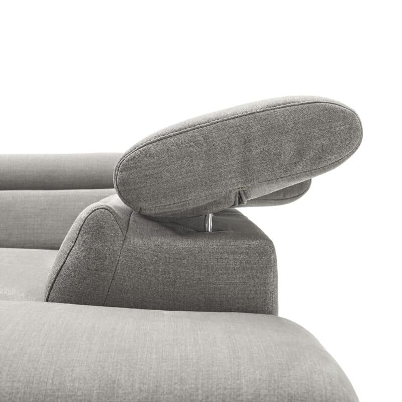 Trendstore Ecksofa Corin mit Bezug Webstoff All Senses Grau und Ottomane rechts – Detail Kopfstütze