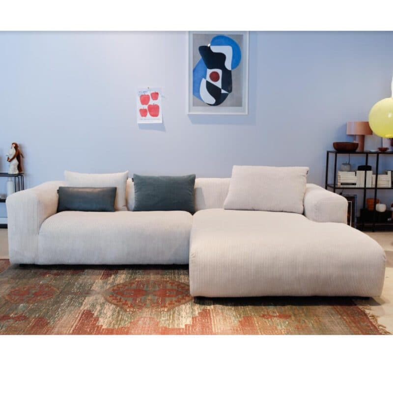 freistil by Rolf Benz Freistil 187 Ecksofa mit Ottomane rechts und Bezug Cord in Weiss — Wohnbeispiel
