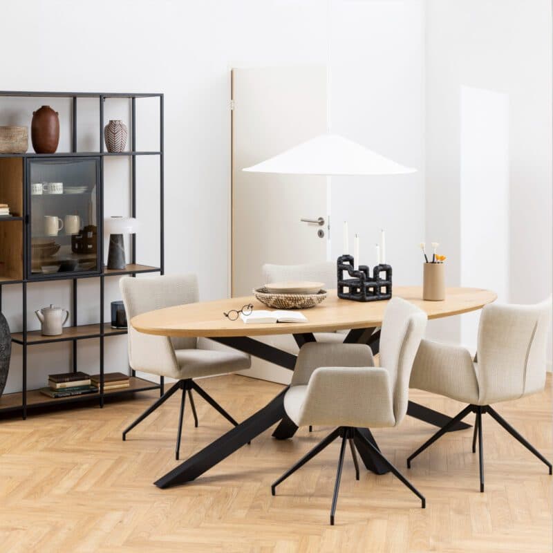 Trendstore Ayla Esszimmerstuhl in Bezug Basel beige 24 und Gestell in Schwarz matt als Wohnbeispiel.