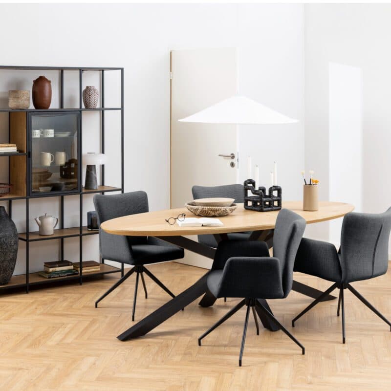 Trendstore Ayla Esszimmerstuhl in Bezug Basel dunkelgrau 19 und Gestell in Schwarz matt als Wohnbeispiel.
