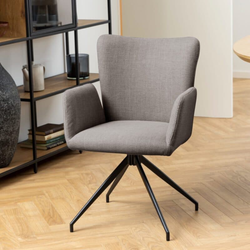 Trendstore Ayla Esszimmerstuhl in Bezug Basel hellbraun 34 und Gestell in Schwarz matt als Wohnbeispiel.