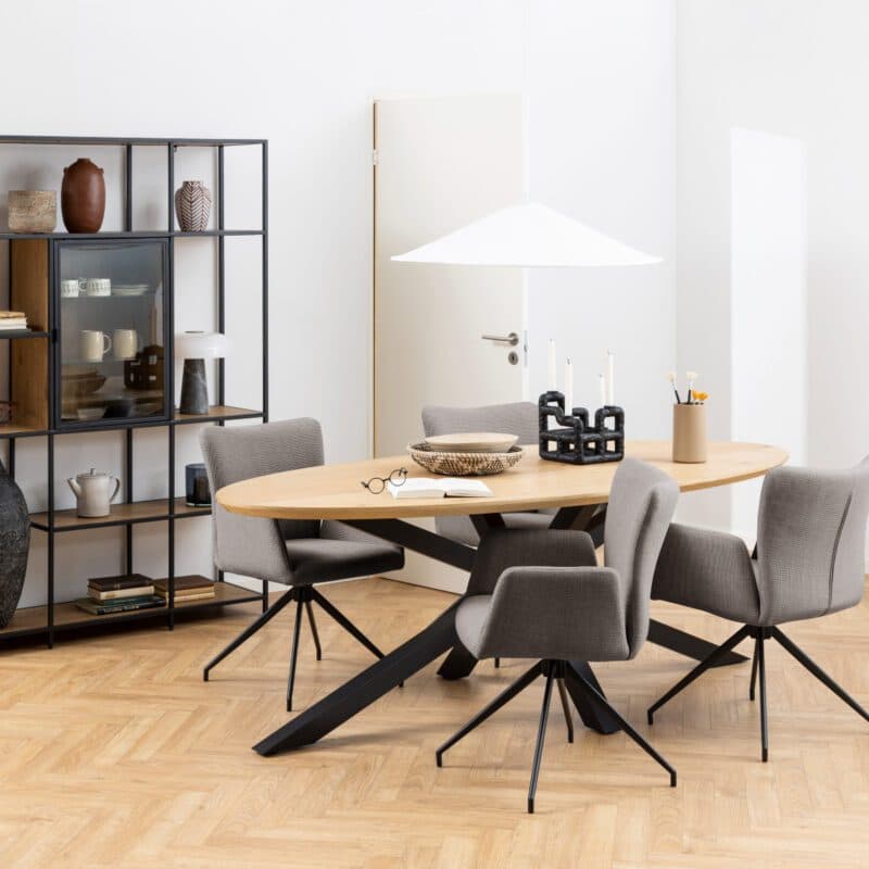 Trendstore Ayla Esszimmerstuhl in Bezug Basel hellbraun 34 und Gestell in Schwarz matt als Wohnbeispiel.