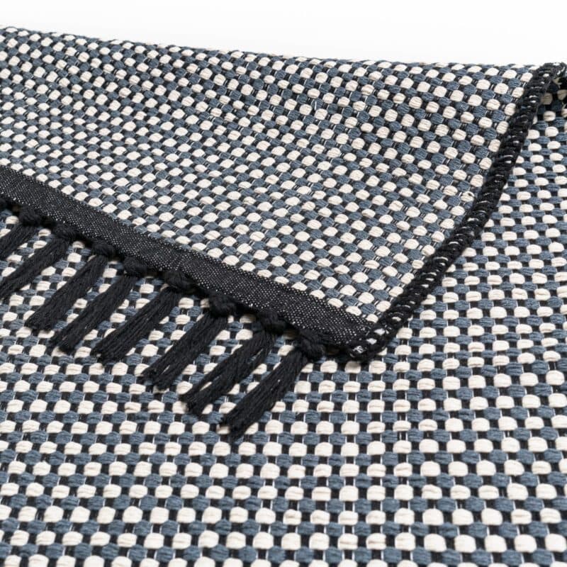 Schöner Wohnen Cottage Webteppich aus 100 % Baumwolle in der Farbe Schwarz.