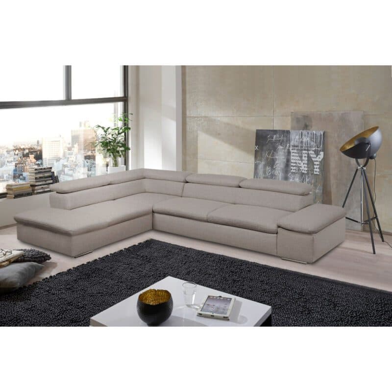 Polsteria Alcudia Ecksofa mit Bezug in Flachgewebe Euphoria 07 Elephant und Ottomane links als Wohnbeispiel.