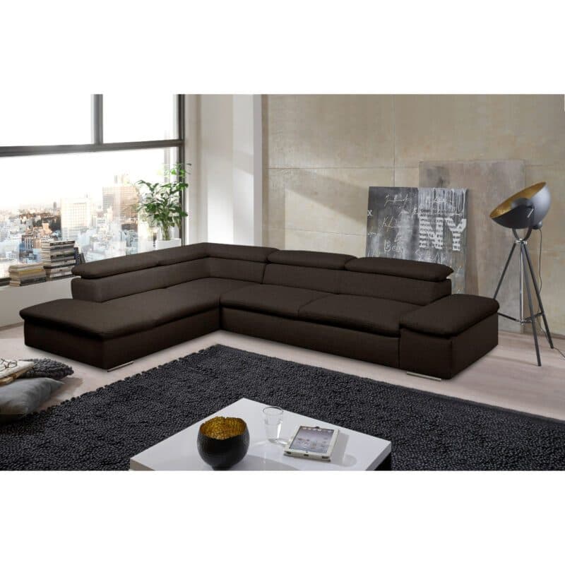 Polsteria Alcudia Ecksofa mit Bezug in Flachgewebe Euphoria 16 Fango und Ottomane links als Wohnbeispiel.