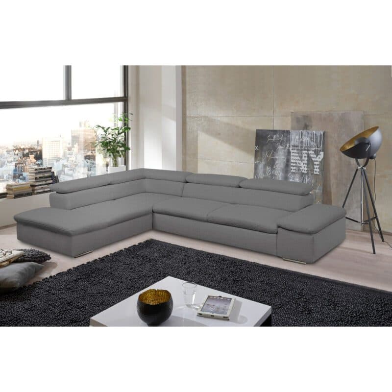 Polsteria Alcudia Ecksofa mit Bezug in Flachgewebe Euphoria 10 Grey und Ottomane links als Wohnbeispiel.