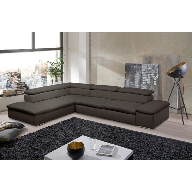 Polsteria Alcudia Ecksofa mit Bezug in Flachgewebe Euphoria 14 Schlamm und Ottomane links als Wohnbeispiel.