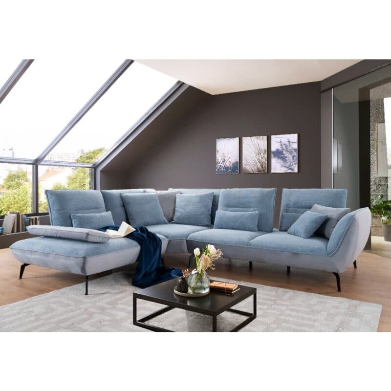 Trendstore Payton Ecksofa in Paris Blau/Grau und Riviera Hellgrau mit Ottomane links – Wohnbeispiel