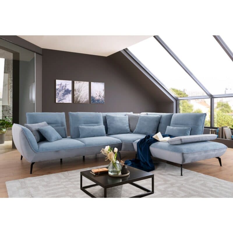 Trendstore Payton Ecksofa in Paris Blau/Grau und Riviera Hellgrau mit Ottomane rechts – Wohnbeispiel
