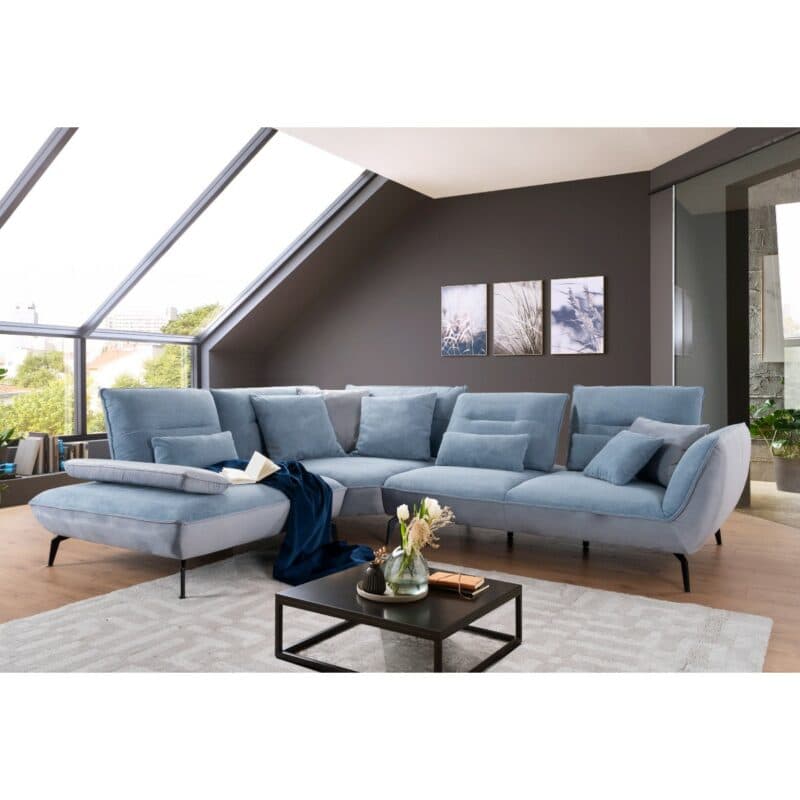 Trendstore Payton Ecksofa in Paris Blau/Grau und Riviera Hellgrau mit Ottomane links – Wohnbeispiel