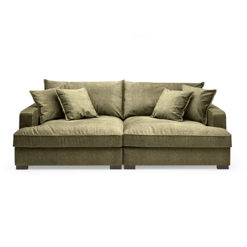 Trendstore Haidi Megasofa in Bezug Vogue olive mit zwei Rückenkissen und vier Zierkissen.