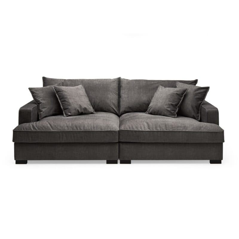 Trendstore Haidi Megasofa in Bezug Vogue charcoal mit zwei Rückenkissen und vier Zierkissen.