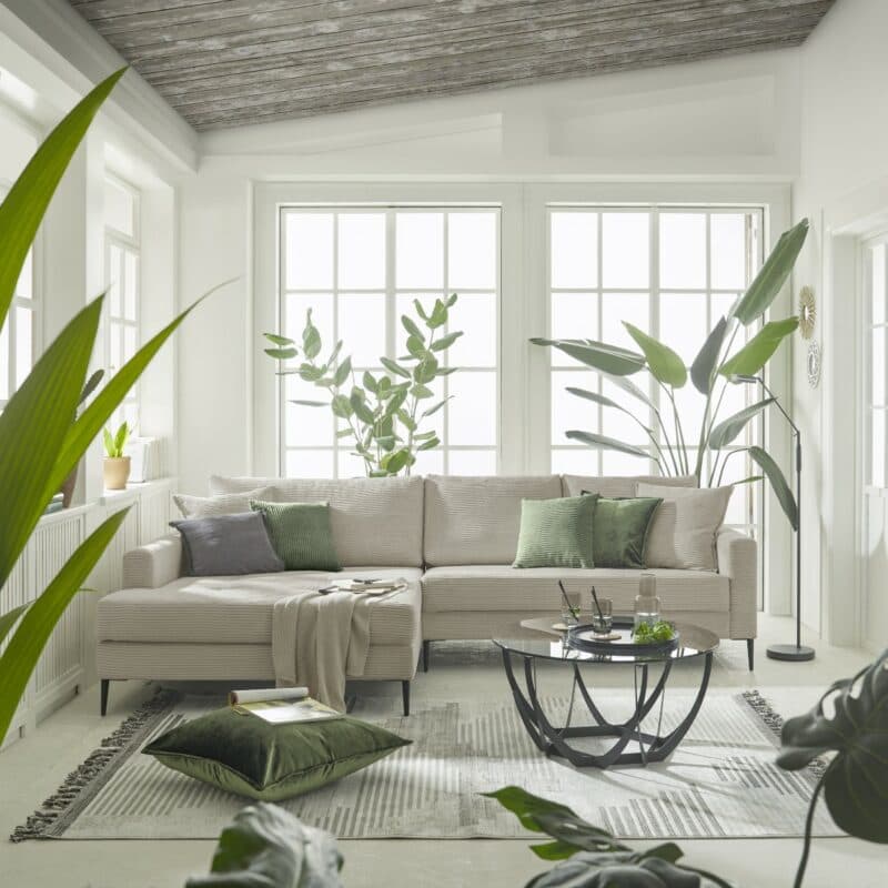 Trendstore Hilary Sofa mit Cordbezug in Beige und Ottomane links - Wohnbeispiel