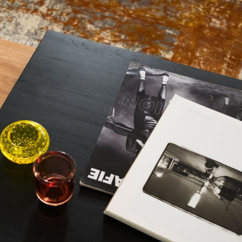 Raum.Freunde Kai Couchtisch mit Platte aus Massivholz und Metallgestell in Schwarz - Detail