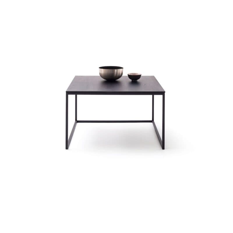 Raum.Freunde Kai Couchtisch mit Platte aus Massivholz und Metallgestell in Schwarz - frontal mit Deko