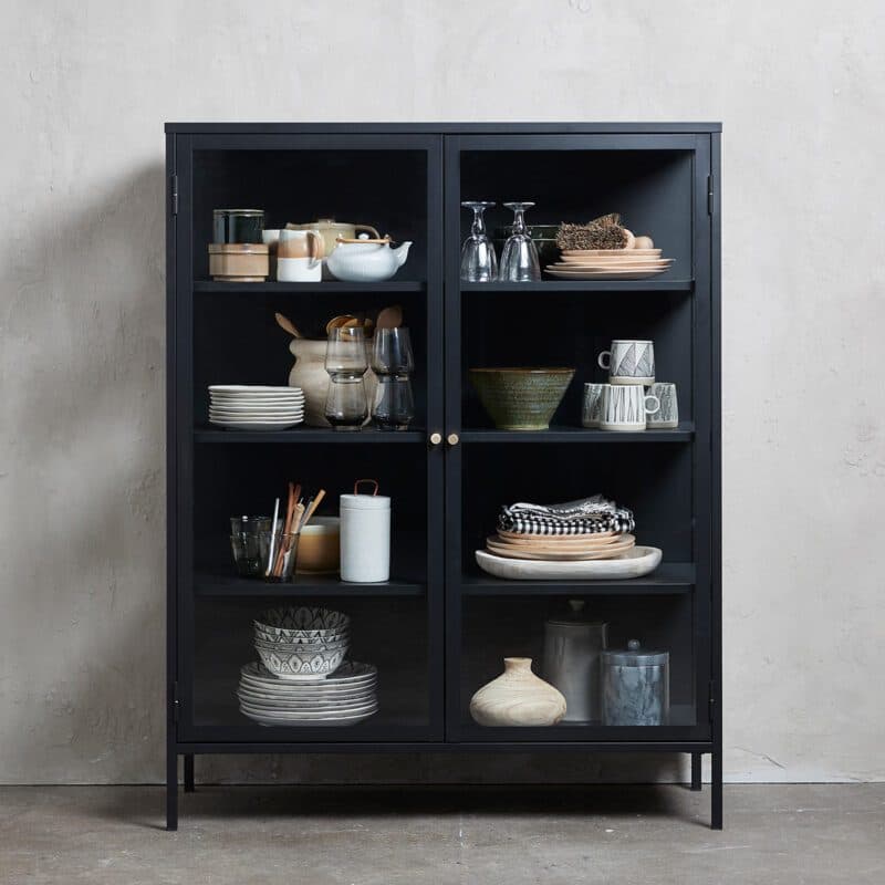 Trendstore Unell Highboard mit Vitrinentüren - Wohnbeispiel