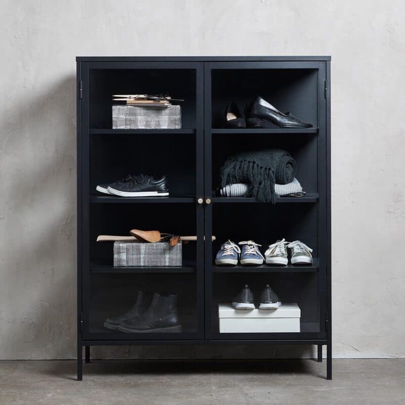 Trendstore Unell Highboard mit Vitrinentüren - Wohnbeispiel