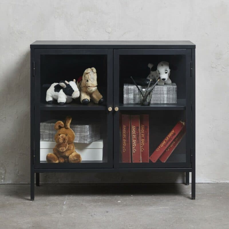 Trendstore Unell kleines Sideboard mit Vitrinentüren - Wohnbeispiel