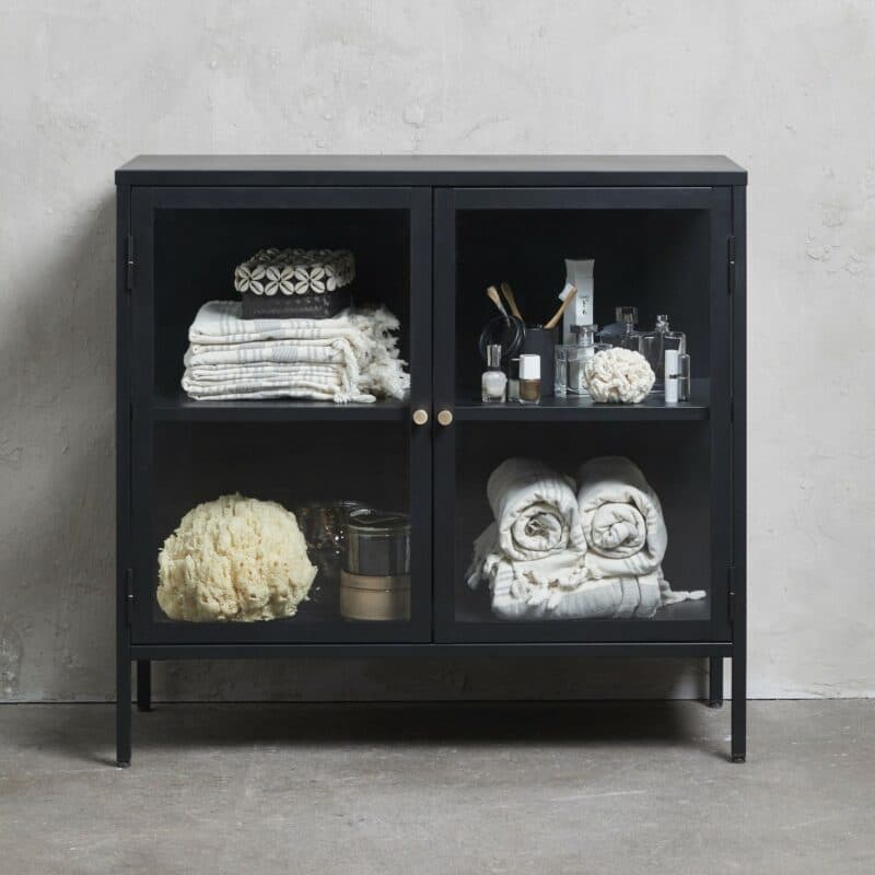 Trendstore Unell kleines Sideboard mit Vitrinentüren - Wohnbeispiel