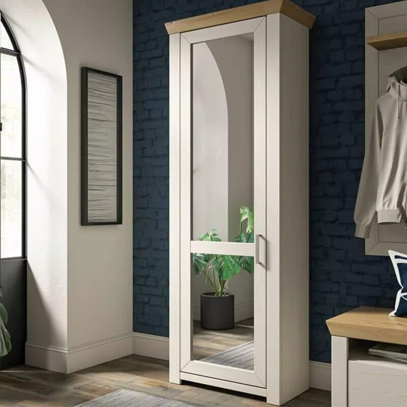 set one by Musterring York Garderobenschrank Typ GA-01 mit Spiegel in Artisan Eiche Nachbildung und in Dekor Pino Aurelio, Wohnbeispiel.
