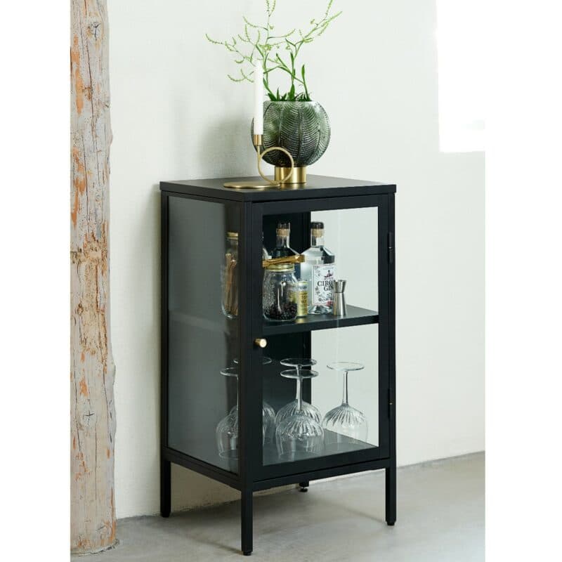 Trendstore Unell kleine Vitrine aus Metall und Glas - Wohnbeispiel
