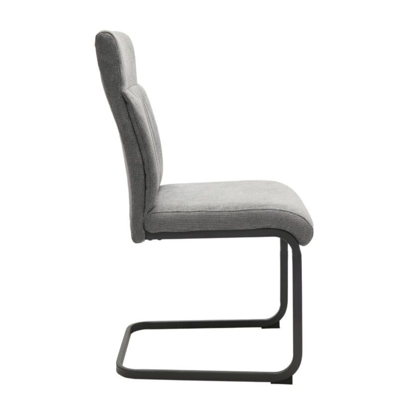 Louming Maida Freischwinger in Bezug Brego silber mit Gestell in Schwarz.