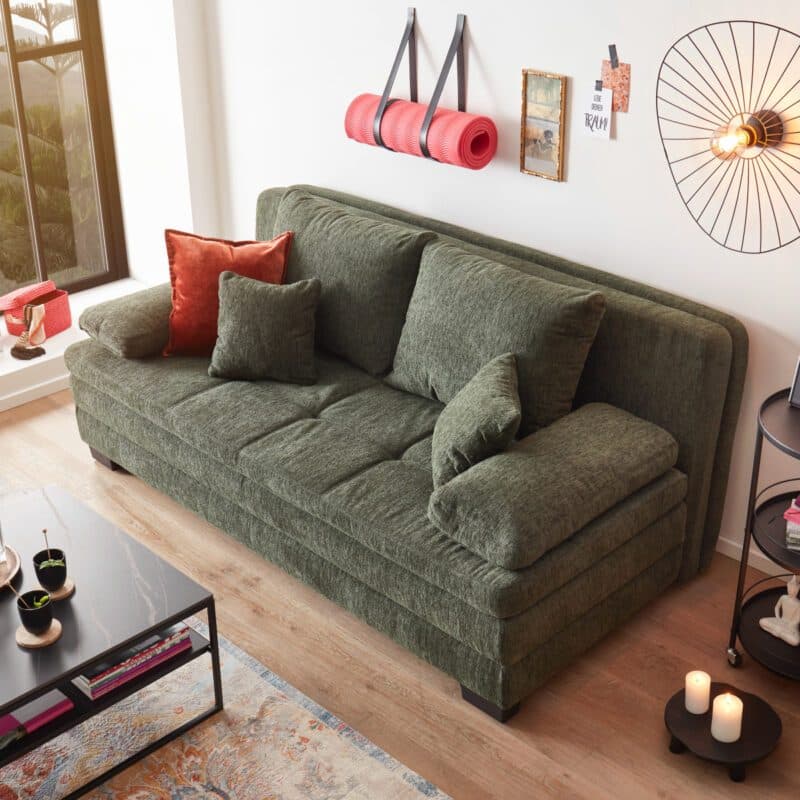 Trendstore Jonah Schlafsofa in Bezug Chenille dunkelgrün und Füßen in Schwarz.