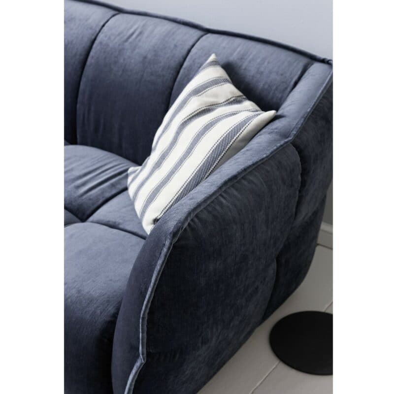Raum.Freunde Hedda Sofa mit Chenille Bezug in Dunkelblau - Detail Lehne